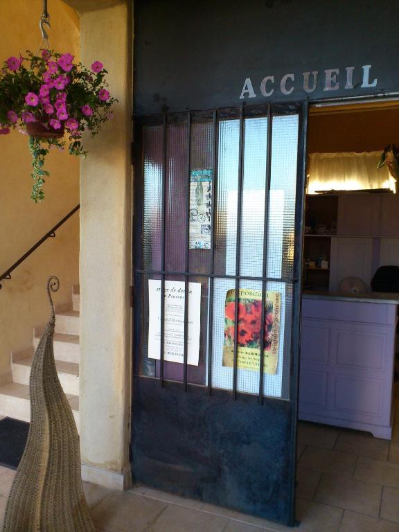 Hotel le Relais du Luberon Maubec  Buitenkant foto